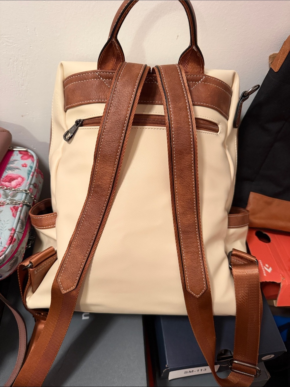 Aglad Backpack - Picture 2 of 2